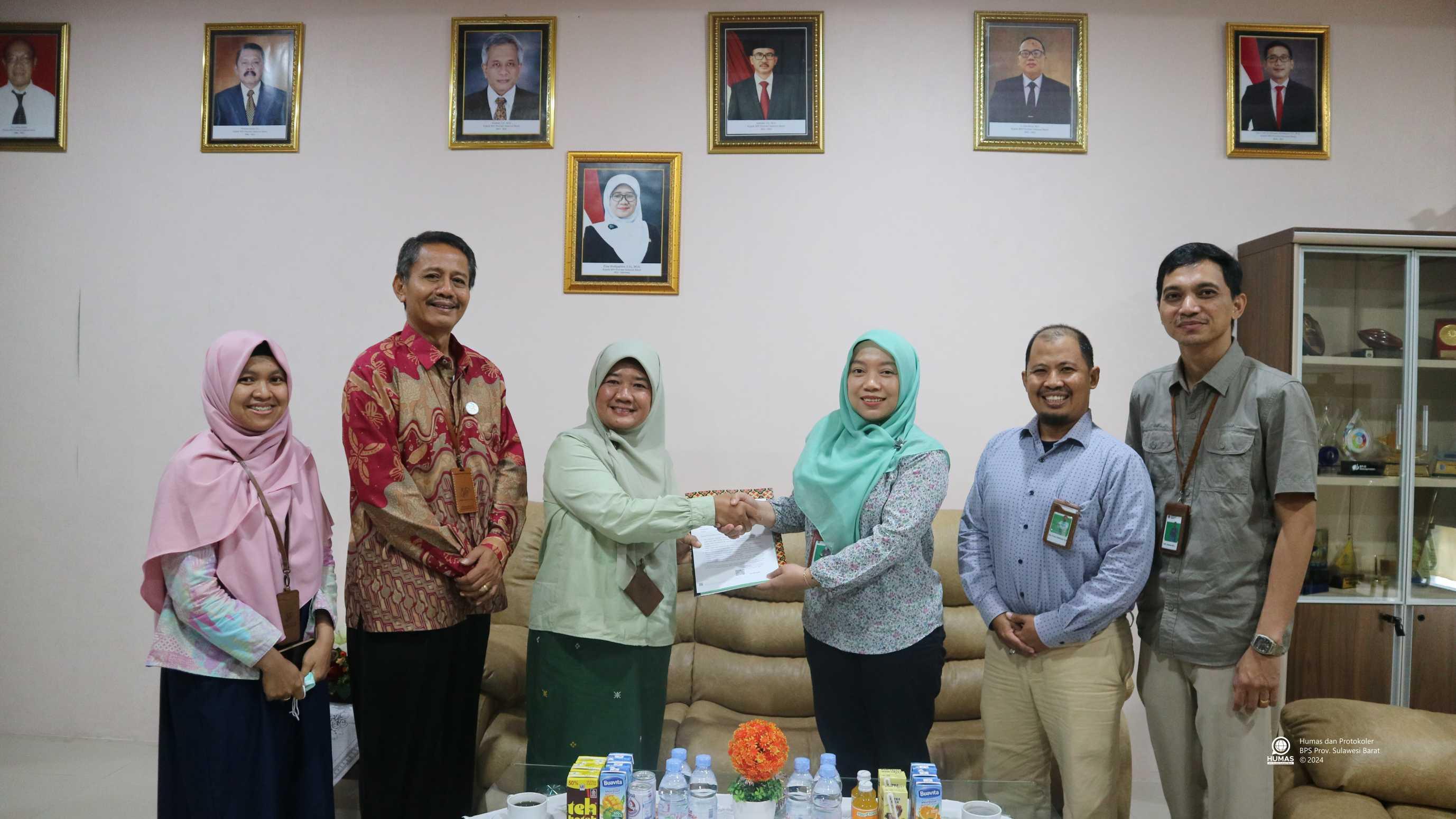 Handover of BMN Tennis Court Assessment Report for BPS West Sulawesi from KPKNL Mamuju