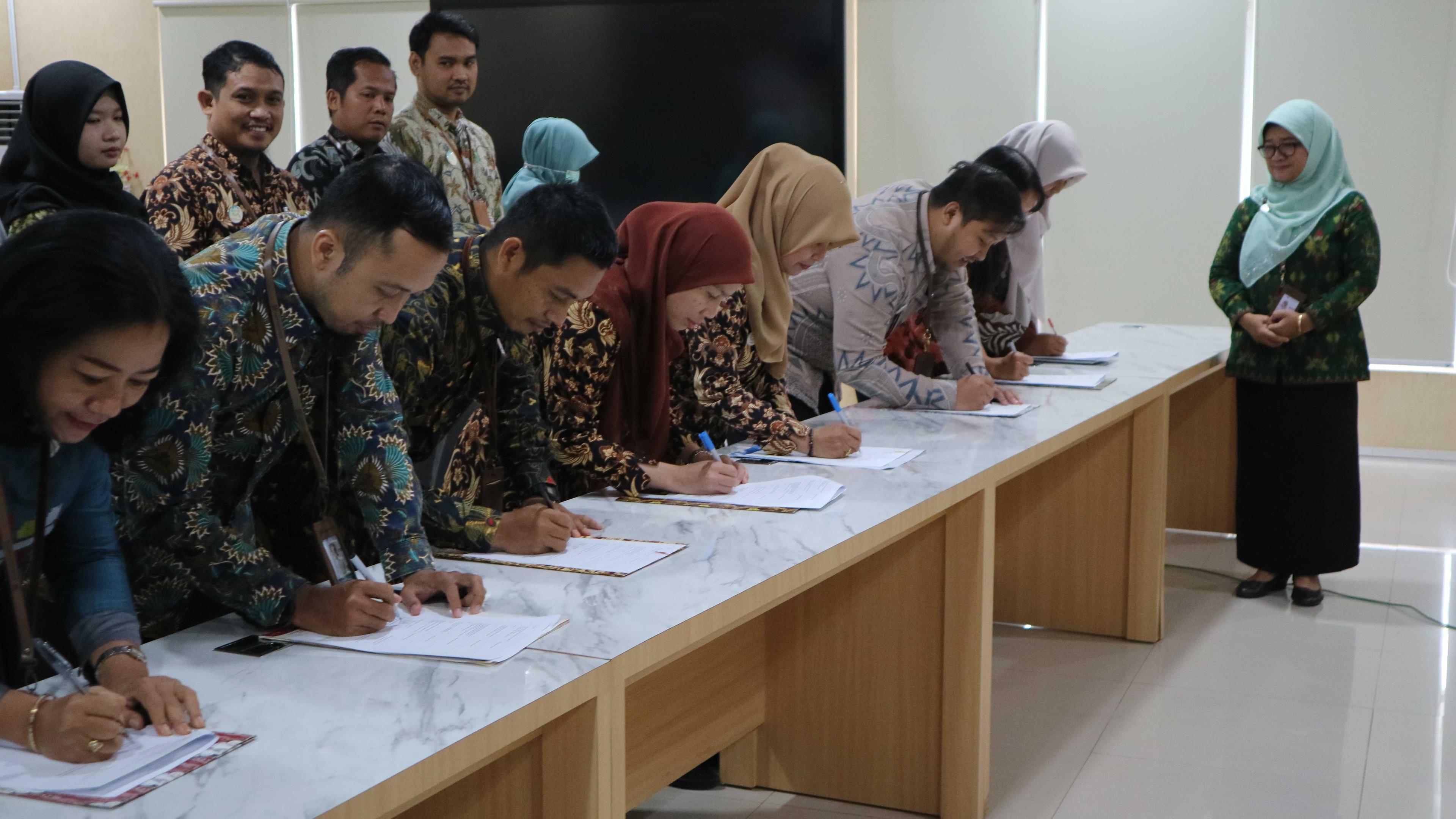 BPS Sulawesi Barat Perkuat Kinerja Pegawai dengan Penandatanganan SKP 2024